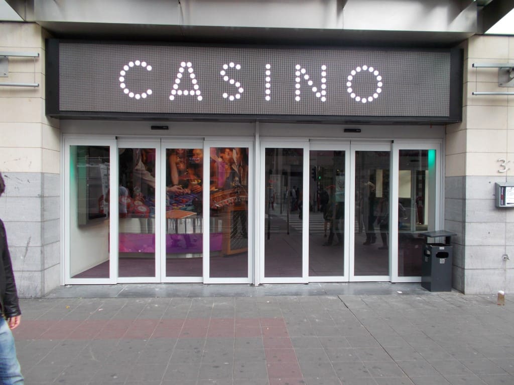Porte automatique Entrance Services à l'entrée d'un casino 