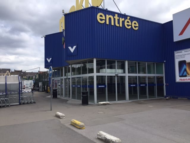 Porte automatique Entrance Services à l'entrée d'un grand magasin Makro