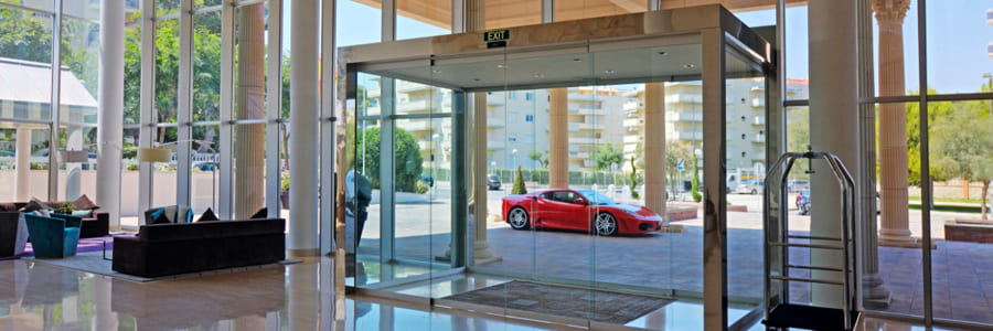 La porte automatique standard pour accéder à un bâtiment privé ou public