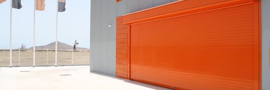 Volet roulant industriel orange pour entrepot