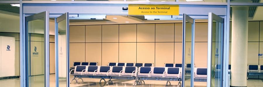 Porte coulissante automatique antipanique dans un aéroport